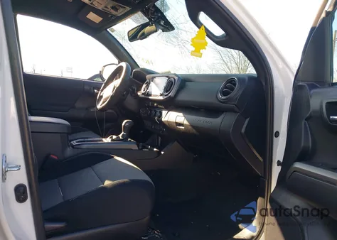 2023 Toyota Tacoma Trd Off Road z USA, uszkodzony, nr VIN 3TMCZ5AN5PM622482